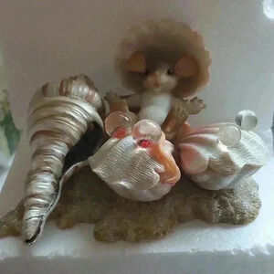 Resin figure "happy as a clam"